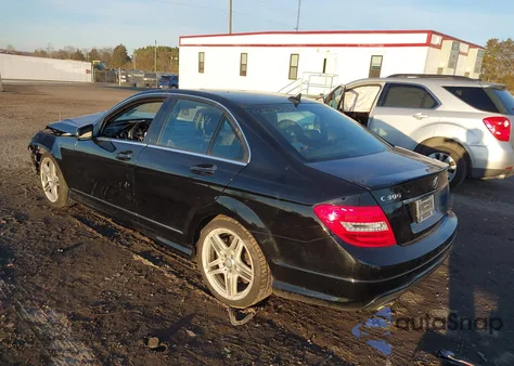 2013 Mercedes-Benz C 300 Sport 4Matic z USA, uszkodzony, nr VIN WDDGF8AB7DR278574